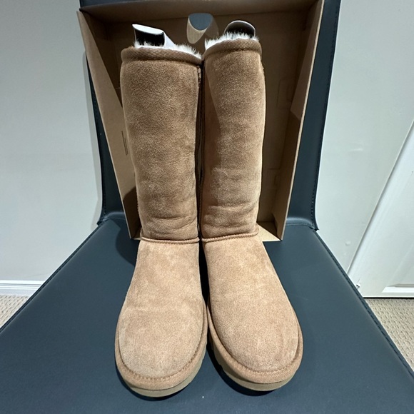 UGG - Junior Classic Tall size 5 US - Picture 3 of 8